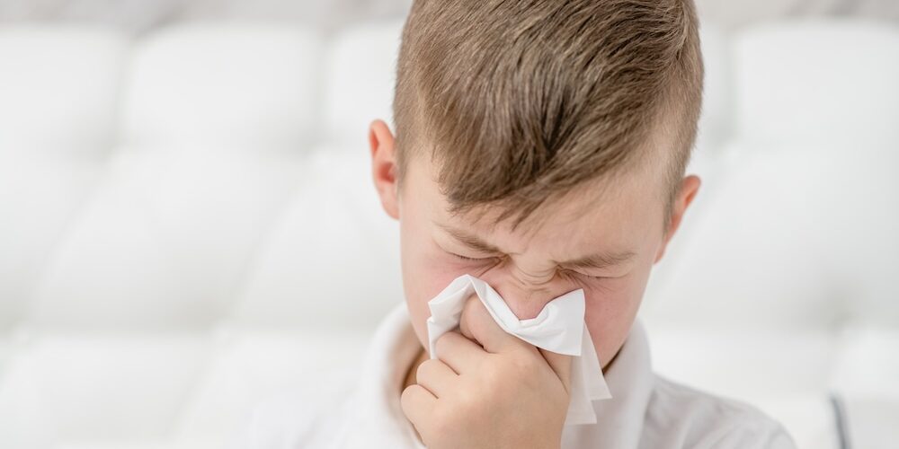 Kind mit allergischen Symptomen als Beispiel für gesundheitliche Risiken durch Schimmel in Neubauten