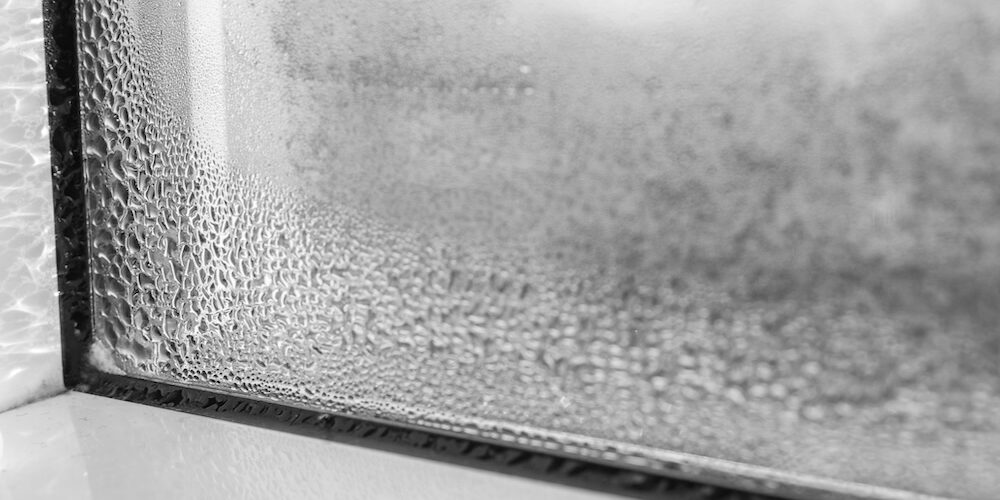 Kondenswasser an Fenster in einem Neubau als typische Ursache für Schimmel in Neubauten