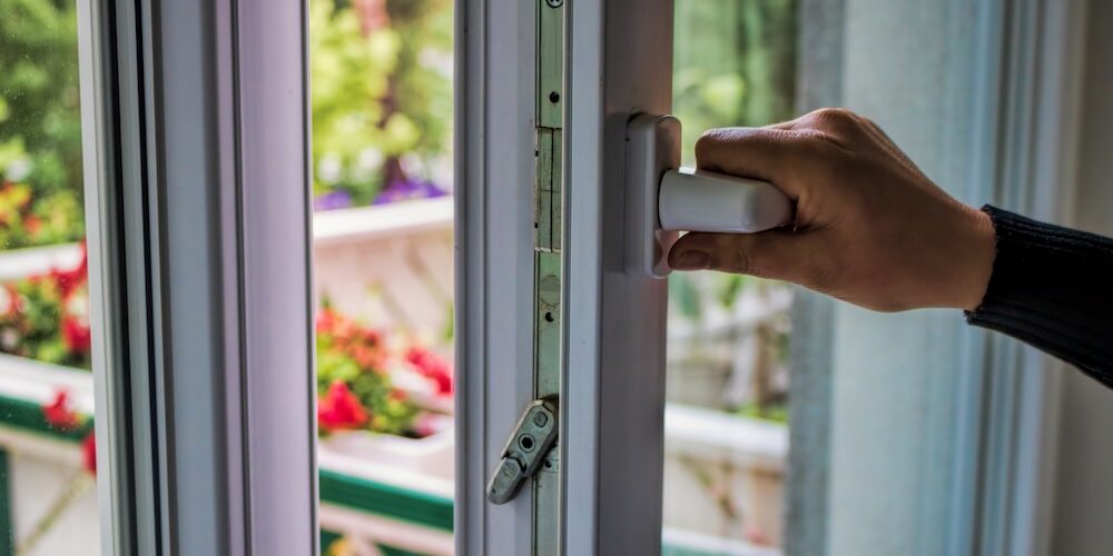Stoßlüften in einer Wohnung als wichtige Maßnahme zur Vermeidung von Schimmel in Neubauten