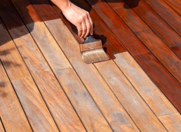 Holzanstriche in Kiel auf Holzterrasse mit Pinsel – Holzschutz und Holzschutzanstriche in Kiel durch MAK - Malerarbeiten Kiel