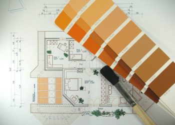 Innenanstriche in Kiel werden geplant mit einem Grundriss eines Hauses und Farbtafeln.