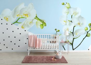 Tapezierarbeiten, Fototapete mit großen Blumen in einem Kinderzimmer