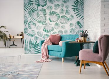 Tapezierarbeiten in Kiel, hier eine klassische Tapete mit Blumenmotiv, einfarbig in Grün. Tapezieren gehört zu Malerarbeiten.